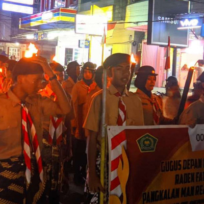 Pramuka Raden Fatah MAN RL Gemerlapkan Pawai Obor HUT Pramuka ke-63