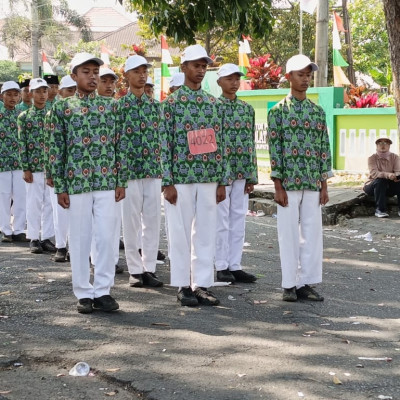 Meriakan HUT RI 79 , Siswa MTsN 2 Rejang Lebong Ikuti Lomba Baris-Berbaris