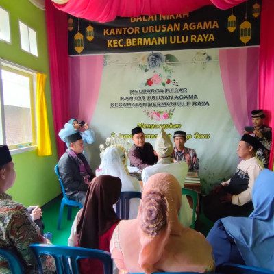 Penuh Hikmat , KUA Bermani Ulu Raya Gelar Pernikahan Kantor