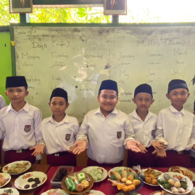 Menggali Kearifan Lokal Melalui P5PPRA: MIS Muhammadiyah 14 Talang Ulu Kenalkan Ragam Makanan Tradisional