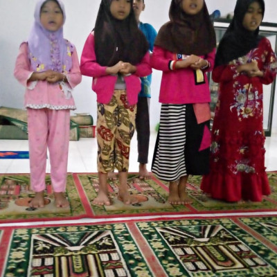 Penyuluh Agama Islam Kecamatan Seluma Barat Bimbing Anak- Anak TPQ  Al- Barokah Praktek Berwudhu