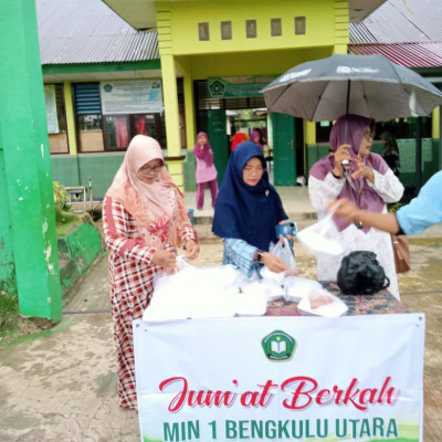 MIN 1 BU Mengadakan Jum'at Berbagi Dan Makan Bersama