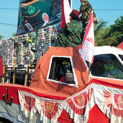 Gelar Karya P5-PPRA, MTsN 2 Mukomuko Tampilkan Ecobrick  dan Kostum Daur Ulang Sampah Pada Saat Karnaval Kemerdekaan