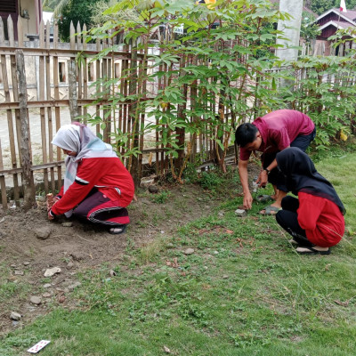 Pegawai KUA Kecamatan Air Periukan Ajak Mahasiswa PPL Lestarikan Lingkungan Kantor