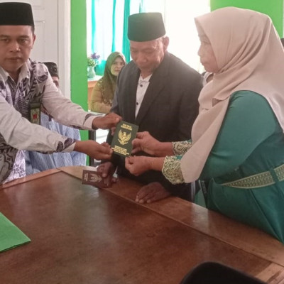 Jelang HUT RI 79 Sepasang Kekasih Akhiri Masa Lajang di KUA Kecamatan Lubuk Sandi