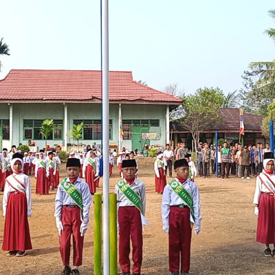 Rayakan HUT RI Ke-79, MIN 4 Rejang Lebong Bersama Masyarakat Desa Derati Gelar Upacara