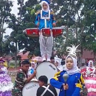 Drumband MTsN 2 Mukomukot Turut Meriahkan Rangkaian Kegiatan HUT RI Ke 79 di Kecamatan Penarik