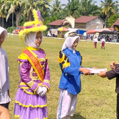 MTsN 2 Mukomuko Raih Juara 1 Lomba Karnaval HUT Ke-79 RI Tingkat Kecamatan Penarik