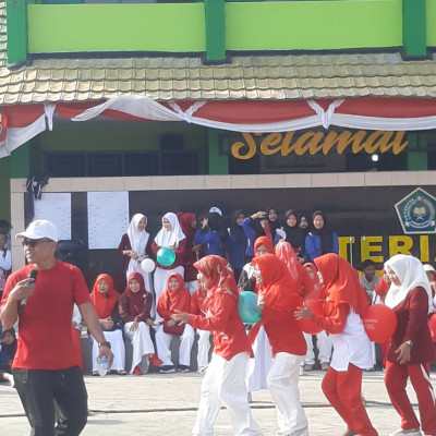 HUT RI ke-79, MAN 1 Gelar Lomba Unik dan Upacara Mengenakan Baju Adat