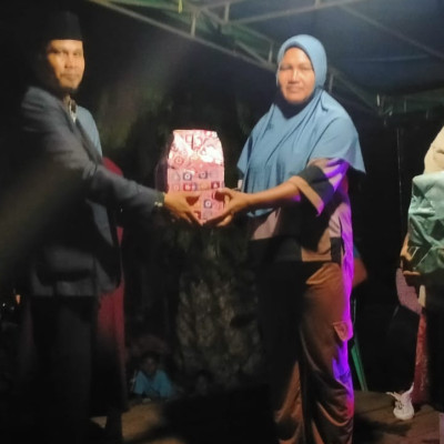 Penyuluh Agama Islam KUA Kecamatan Ilir Talo Turut Hadir Membagikan Hadiah Lomba MTQ Tingkat Desa Dusun Baru