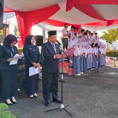 Kakan Kemenag Kabupaten Seluma  Pandu Pembacaan Doa Upacara HUT RI Ke 79 di Halaman Gedung Daerah Pemda Kabupaten Seluma