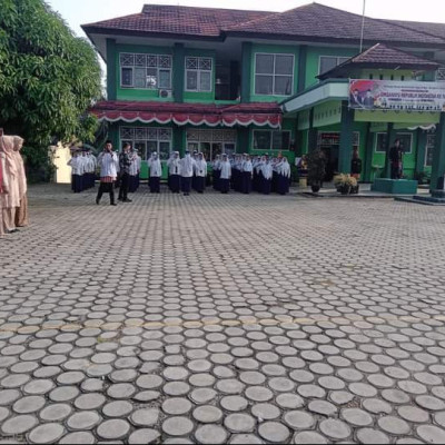 MTSN 1 BU MENJADI OBADE PERINGATAN HUT RI DI KEMENAG BU