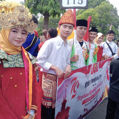 MTsN 1 BU mengikuti pawai pembangunan HUT RI Kabupaten Bengkulu Utara