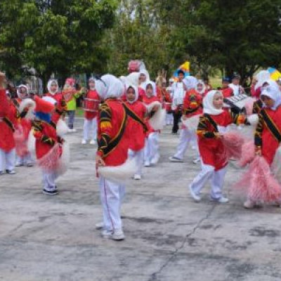 MIN 04 Kepahiang Meriahkan Pawai Karnaval dan Drumband HUT RI ke-79 di Kecamatan Ujan Mas