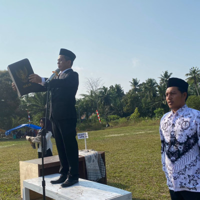 Kepala MTsN 3 Seluma Bertindak  Sebagai Inspektur Upacara Peringatan HUT RI ke 79 Di Desa Penago