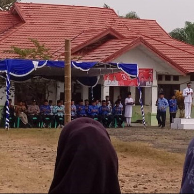 Kantor Urusan Agama Kecamatan Lubuk Sandi Ikuti Upacara Kemerdekaan   HUT Ke-79 RI Di Halaman Kantor Camat