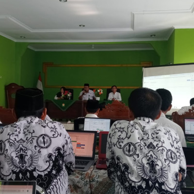 Penyuluh Agama Islam PPPK KUA Kecamatan Seluma Barat mengikuti Bimbingan Penyelesaian E-Kinerja di Aula Kemenag