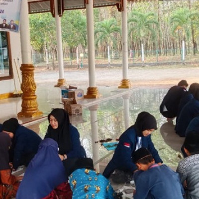 Mahasiswa PPG UNIB Memperkenalkan Tentang Pemanfaatan Bahan Alami Tumbuhan Dan Bahan Limbah Sampah Di Masjid Nurussalam