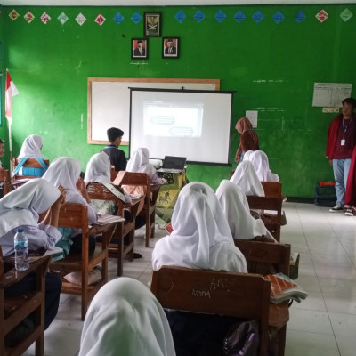 Sosialisasi Literasi Keuangan di MTsN 5 Mukomuko oleh Mahasiswa KKN Universitas Muhammadiyah Bengkulu