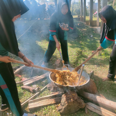 Lomba Masak Nasi Goreng Unik Di MTs Qaryatul Jihad Benteng : Siswa Berkreasi Dengan Peralatan Sederhana