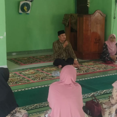 Penyuluh Agama Islam KUA Kecamatan Pagar Jati memberikan Kajian Rutin