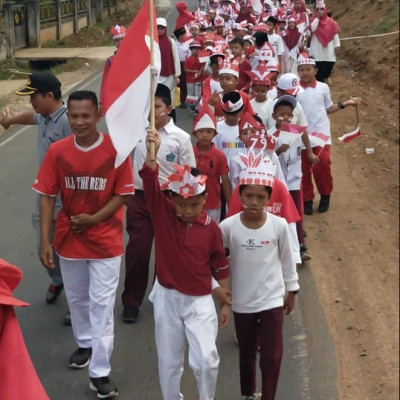 MIN 1 Bengkulu Tengah Menyelenggarakan Jalan Sehat : Wujudkan Generasi Sehat dan Berkarakter Kuat