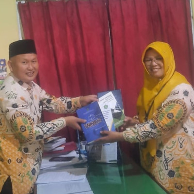 KUA Selupu Rejang Terima Buku Panduan Zakat dan Wakaf: Langkah Baru untuk Pengelolaan yang Lebih Baik