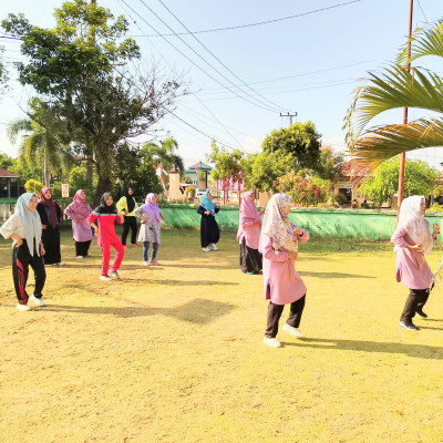 Jumat Sehat, ASN KUA Kecamatan Muara Bangkahulu Gelar Senam Pagi Bersama