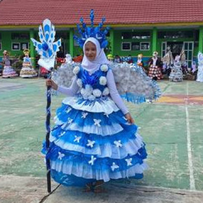 MTsN 2 Mukomuko Adakan Lomba Fashion Show Gaun Hasil Daur Ulang Sampah