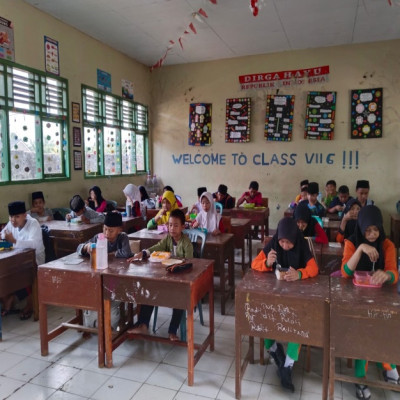 Wujudkan Sekolah Sehat, Kelas VII G MTsN 2 Kota Bengkulu Sarapan Pagi Bersama