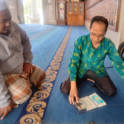 Bersama Tim BHR, Penghulu KUA Singaran Pati Ukur Ulang Arah Kiblat Masjid Agung At Taqwa