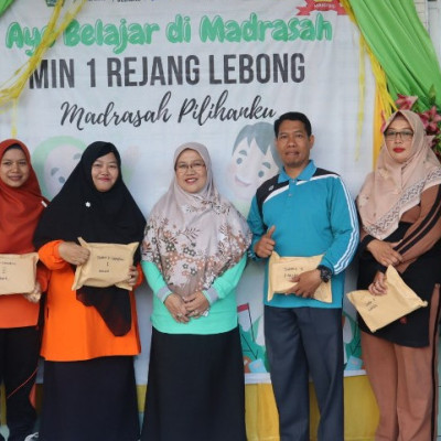 Kepala MIN 1 Rejang Lebong Berikan Reward kepada Guru Berprestasi