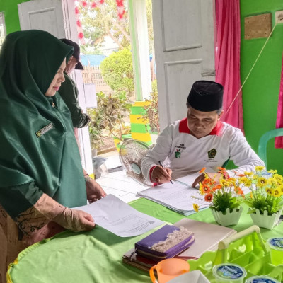 Kepala KUA Kecamatan Seluma Barat Verifikasi Laporan Penyuluh Agama Islam Bulan Agustus