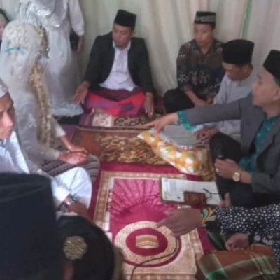 Kepala KUA BUR Pimpin Akad Nikah Unik: Dua Pasangan, Satu Wali