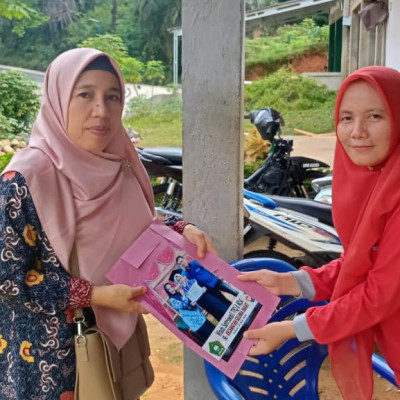 Penyerahan Foto Wisuda Santri Kepada Wali Santri Di Desa Air Latak Kecamatan Seluma Barat