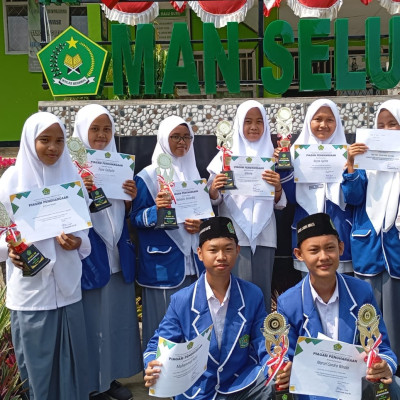 Siswa MAN Seluma Terima Penghargaan Juara Pada Lomba Ibadah Kemasyarakatan Oleh Kemenag Seluma