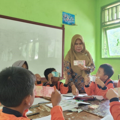 Mengenal Pahlawan Di Uang Kertas Dalam Pembelajaran Matematika Siswa Kelas 3 MIN 4 Seluma