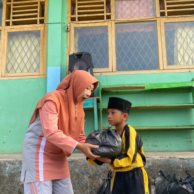 MIS Guppi 13 Tasik Malaya Budayakan Sedekah Jum'at.