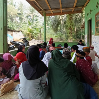 Penyuluh Agama Islam KUA Kecamaran Air Periukan Ajarkan Praktek Membaca Surah Al-Fatiha Dengan Baik dan Benar