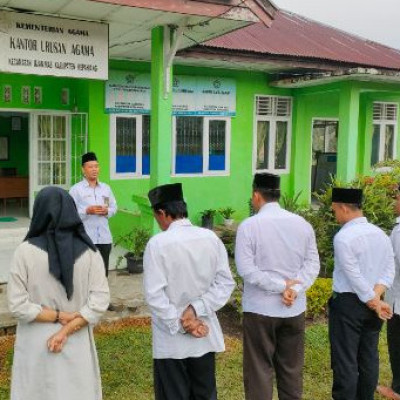 Pimpin Apel Pagi, Kepala KUA Ujan Mas Evaluasi Kinerja Pegawai