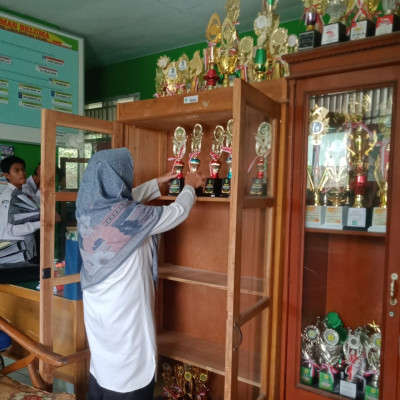 Indah Dipandang, Penataan Piala Perolehan Siswa – siswi Berprestasi MAN Seluma