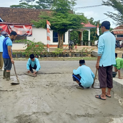 Salut,Guru dan Siswa Gotong Royong Membangun Saluran Air