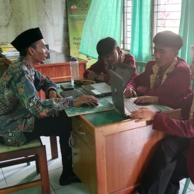 Belajar Hal Baru, KUA Sukaraja Terangkan Cara Akta Ikrar Wakaf Kepada Mahasiswa PPL UIN FAS Bengkulu