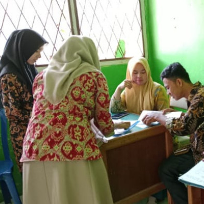 Staff KUA Kecamatan Air Periukan Ajarkan Cara Pemahaman Penulisan Buku Nikah Kepada Mahasiswa PPL UINFAS Bengkulu.