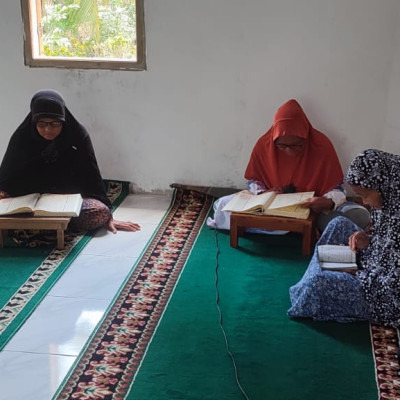 Tingkatkan Persaudaraan, Penyuluh Agama Islam KUA Kecamatan Air Periukan Gelar Tadarus Al-Qur’an di Majlis Taklim Binaan