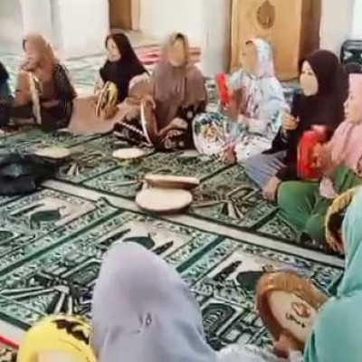 Penyuluh Agama Islam KUA Kecamatan Air Periukan Membersamai Majlis Taklim dalam Bermain Kasidah