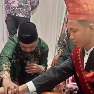 Perdana awal September PLT KUA Lubuk Sandi Turun Langsung Pandu Prosesi Akad Nikah: Penghulu  Beri Pesan Bijak Bangun Rumah Tangga Bahagia