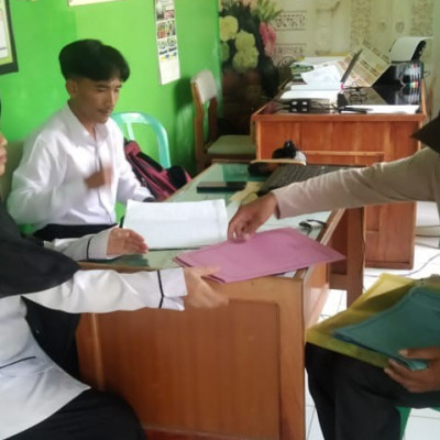 KUA Kecamatan Sukaraja : Mahasiswa UIN FAS Bengkulu  Belajar memeriksa Kelengkapan Berkas Proses Sertifikat Tanah WakaF