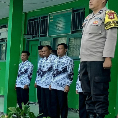 Polsek Seginim Menjadi Pembina Upacara Bendera di MTsN 2 Bengkulu Selatan