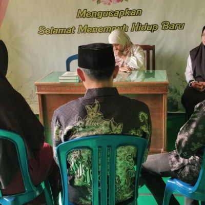 Tiga Pasang Catin Ikuti Pembekalan Penasehatan BP4 Di Aula KUA BUR : Persiapan Matang Menuju Keluarga Samawa